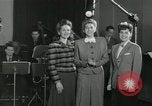 Standbild Andrews Sisters United States USA, 1944, aus Sekunde 5 historischem Filmmaterial Videoclip 65675022242