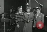 Standbild Andrews Sisters United States USA, 1944, aus Sekunde 6 historischem Filmmaterial Videoclip 65675022242