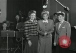 Standbild Andrews Sisters United States USA, 1944, aus Sekunde 7 historischem Filmmaterial Videoclip 65675022242