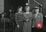 Standbild Andrews Sisters United States USA, 1944, aus Sekunde 8 historischem Filmmaterial Videoclip 65675022242