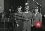 Standbild Andrews Sisters United States USA, 1944, aus Sekunde 9 historischem Filmmaterial Videoclip 65675022242