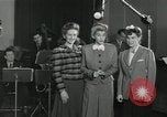 Standbild Andrews Sisters United States USA, 1944, aus Sekunde 10 historischem Filmmaterial Videoclip 65675022242