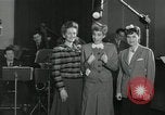 Standbild Andrews Sisters United States USA, 1944, aus Sekunde 11 historischem Filmmaterial Videoclip 65675022242