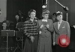 Standbild Andrews Sisters United States USA, 1944, aus Sekunde 12 historischem Filmmaterial Videoclip 65675022242