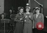 Standbild Andrews Sisters United States USA, 1944, aus Sekunde 13 historischem Filmmaterial Videoclip 65675022242