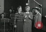 Standbild Andrews Sisters United States USA, 1944, aus Sekunde 14 historischem Filmmaterial Videoclip 65675022242