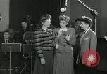 Standbild Andrews Sisters United States USA, 1944, aus Sekunde 15 historischem Filmmaterial Videoclip 65675022242