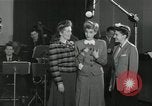 Standbild Andrews Sisters United States USA, 1944, aus Sekunde 16 historischem Filmmaterial Videoclip 65675022242