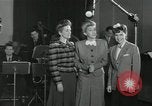 Standbild Andrews Sisters United States USA, 1944, aus Sekunde 18 historischem Filmmaterial Videoclip 65675022242