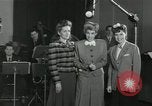 Standbild Andrews Sisters United States USA, 1944, aus Sekunde 19 historischem Filmmaterial Videoclip 65675022242