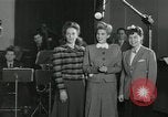 Standbild Andrews Sisters United States USA, 1944, aus Sekunde 20 historischem Filmmaterial Videoclip 65675022242