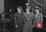 Standbild Andrews Sisters United States USA, 1944, aus Sekunde 21 historischem Filmmaterial Videoclip 65675022242