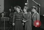 Standbild Andrews Sisters United States USA, 1944, aus Sekunde 22 historischem Filmmaterial Videoclip 65675022242
