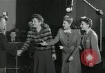 Standbild Andrews Sisters United States USA, 1944, aus Sekunde 23 historischem Filmmaterial Videoclip 65675022242