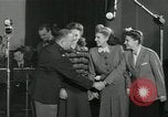 Standbild Andrews Sisters United States USA, 1944, aus Sekunde 26 historischem Filmmaterial Videoclip 65675022242