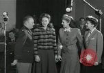 Standbild Andrews Sisters United States USA, 1944, aus Sekunde 27 historischem Filmmaterial Videoclip 65675022242