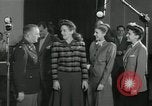 Standbild Andrews Sisters United States USA, 1944, aus Sekunde 28 historischem Filmmaterial Videoclip 65675022242
