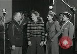 Standbild Andrews Sisters United States USA, 1944, aus Sekunde 29 historischem Filmmaterial Videoclip 65675022242