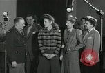 Standbild Andrews Sisters United States USA, 1944, aus Sekunde 31 historischem Filmmaterial Videoclip 65675022242