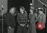 Standbild Andrews Sisters United States USA, 1944, aus Sekunde 33 historischem Filmmaterial Videoclip 65675022242