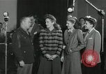 Standbild Andrews Sisters United States USA, 1944, aus Sekunde 39 historischem Filmmaterial Videoclip 65675022242