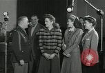 Standbild Andrews Sisters United States USA, 1944, aus Sekunde 49 historischem Filmmaterial Videoclip 65675022242