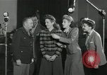 Standbild Andrews Sisters United States USA, 1944, aus Sekunde 53 historischem Filmmaterial Videoclip 65675022242