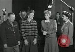 Standbild Andrews Sisters United States USA, 1944, aus Sekunde 55 historischem Filmmaterial Videoclip 65675022242