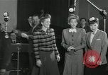 Standbild Andrews Sisters United States USA, 1944, aus Sekunde 56 historischem Filmmaterial Videoclip 65675022242