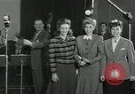 Standbild Andrews Sisters United States USA, 1944, aus Sekunde 57 historischem Filmmaterial Videoclip 65675022242
