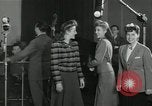 Standbild Andrews Sisters United States USA, 1944, aus Sekunde 58 historischem Filmmaterial Videoclip 65675022242