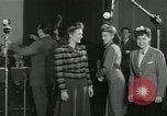Standbild Andrews Sisters United States USA, 1944, aus Sekunde 59 historischem Filmmaterial Videoclip 65675022242