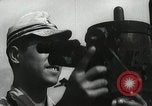 Standbild Offiziere auf Japanischen Uboot plot Position und Navigieren Indischer Ozean, 1942, aus Sekunde 19 historischem Filmmaterial Videoclip 65675022283