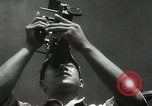 Standbild Offiziere auf Japanischen Uboot plot Position und Navigieren Indischer Ozean, 1942, aus Sekunde 26 historischem Filmmaterial Videoclip 65675022283