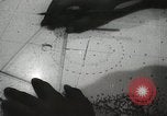 Standbild Offiziere auf Japanischen Uboot plot Position und Navigieren Indischer Ozean, 1942, aus Sekunde 46 historischem Filmmaterial Videoclip 65675022283