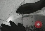 Standbild Offiziere auf Japanischen Uboot plot Position und Navigieren Indischer Ozean, 1942, aus Sekunde 47 historischem Filmmaterial Videoclip 65675022283