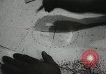 Standbild Offiziere auf Japanischen Uboot plot Position und Navigieren Indischer Ozean, 1942, aus Sekunde 53 historischem Filmmaterial Videoclip 65675022283