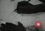 Standbild Offiziere auf Japanischen Uboot plot Position und Navigieren Indischer Ozean, 1942, aus Sekunde 54 historischem Filmmaterial Videoclip 65675022283