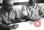 Standbild Offiziere auf Japanischen Uboot plot Position und Navigieren Indischer Ozean, 1942, aus Sekunde 58 historischem Filmmaterial Videoclip 65675022283