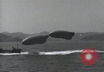 Standbild Schnellboot schleppt Prallluftschiffe Yokosuka Yokosuka Japan Hafen, 1940, aus Sekunde 10 historischem Filmmaterial Videoclip 65675022297