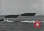 Standbild Schnellboot schleppt Prallluftschiffe Yokosuka Yokosuka Japan Hafen, 1940, aus Sekunde 18 historischem Filmmaterial Videoclip 65675022297