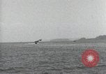 Standbild Schnellboot schleppt Prallluftschiffe Yokosuka Yokosuka Japan Hafen, 1940, aus Sekunde 25 historischem Filmmaterial Videoclip 65675022297