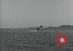 Standbild Schnellboot schleppt Prallluftschiffe Yokosuka Yokosuka Japan Hafen, 1940, aus Sekunde 42 historischem Filmmaterial Videoclip 65675022297