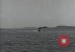 Standbild Schnellboot schleppt Prallluftschiffe Yokosuka Yokosuka Japan Hafen, 1940, aus Sekunde 46 historischem Filmmaterial Videoclip 65675022297