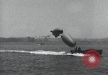 Standbild Schnellboot schleppt Prallluftschiffe Yokosuka Yokosuka Japan Hafen, 1940, aus Sekunde 57 historischem Filmmaterial Videoclip 65675022297