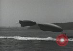 Standbild Schnellboot schleppt Prallluftschiffe Yokosuka Yokosuka Japan Hafen, 1940, aus Sekunde 60 historischem Filmmaterial Videoclip 65675022297