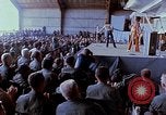 Immagine di Osu mostrano in Vietnam Il Vietnam, 1972, secondo 58 filmato di repertorio 65675022319