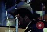 Standbild Sänger Blinky Williams Vietnam, 1972, aus Sekunde 27 historischem Filmmaterial Videoclip 65675022327