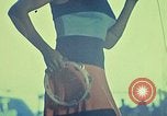 Standbild Sänger Blinky Williams Vietnam, 1972, aus Sekunde 55 historischem Filmmaterial Videoclip 65675022327