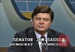 Standbild Senator Jim Sasser und Arnold Raphel L Washington DC USA, 1985, aus Sekunde 10 historischem Filmmaterial Videoclip 65675022336
